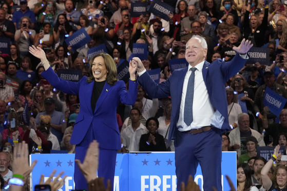 Democratic presidential nominee Vice President Kamala Harris and running mate Minnesota Gov. Tim Walz appear at the Fiserv Forum during a campaign rally in Milwaukee on Tuesday. [AP/YONHAP]