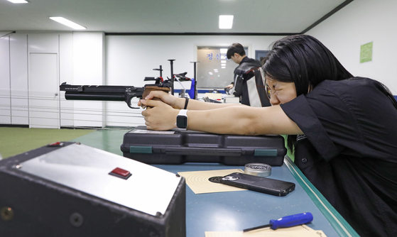 Mary winks as she takes her aim. [PARK SANG-MOON]