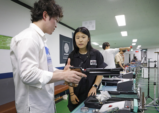Mary tries to absorb loads of information about a highly technical sport. [PARK SANG-MOON]