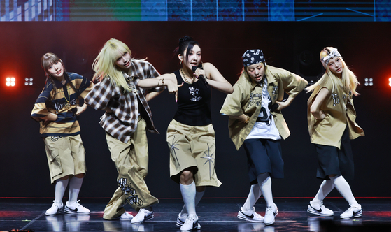 Girl group Young Posse performs its new track ″Ate That″ during a showcase held on Aug. 21 for the release of its third EP ″Ate That″ in Sinchon, western Seoul. [YONHAP]