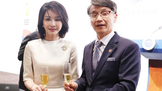 First lady Kim Keon Hee, left, and pastor Choi Jae-young, pose for a photo during President Yoon Suk Yeol's inauguration dinner held at Shilla Hotel in Jung District, central Seoul, on May 10, 2022. [VOICE OF SEOUL] 
