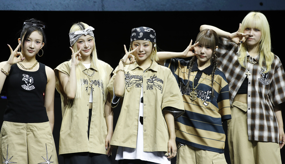 Girl group Young Posse poses for photos during a showcase held on Aug. 21 for the release of its third EP ″Ate That″ in Sinchon, western Seoul. [NEWS1]