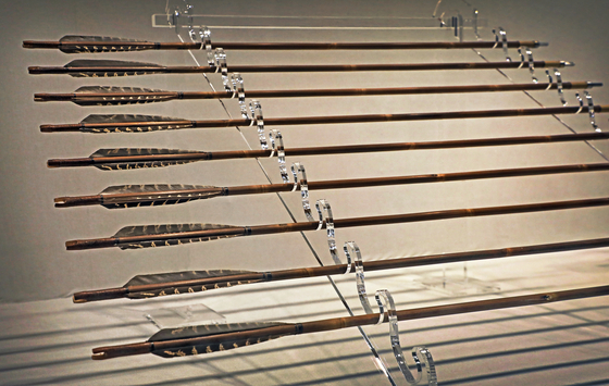 Yuyeopjeon reproduced by Yoo. It is a traditional arrow with an arrowhead that looks like willow leaves. [PARK SANG-MOON] 