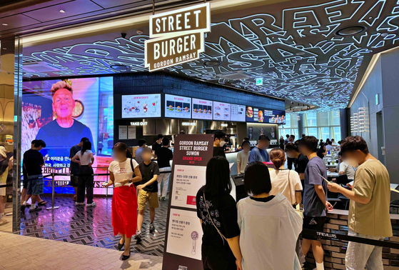 Customers line up at the newly opened Gordon Ramsay Street Burger at Lotte Department Store on Thursday. [LOTTE DEPARTMENT STORE]