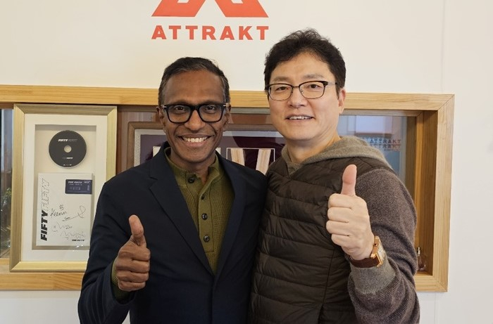 Attrakt CEO Jeon Hong-jun, right, with Shridhar Subramaniam, Sony Music Entertainment Korea President of Corporate Strategy and Market Development for Asia and Middle East. [ATTRAKT]