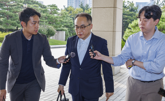Prosecutor General Lee One-seok, center, arrives at the Supreme Prosecutors' Office in Seocho District, southern Seoul, on Friday. [YONHAP]