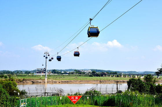 A gondola that operates from Imjingak, a park located on the banks of the Imjin River in Paju, Gyeonggi, to Camp Greaves. [PAJU CITY GOVERNMENT]