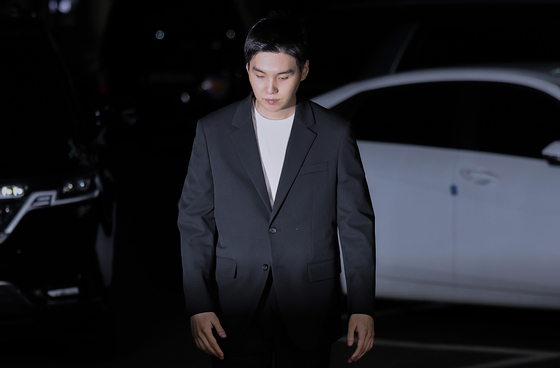 BTS member Suga enters the Yongsan Police Station in central Seoul to be questioned by police on his DUI allegation on Aug. 23. [NEWS1]