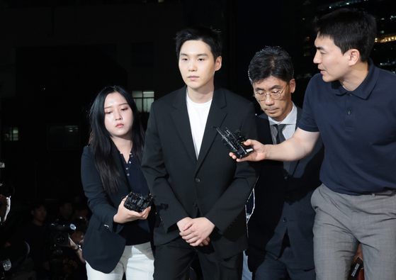 BTS member Suga enters the Yongsan Police Station in central Seoul to be questioned by police on his DUI allegation on Aug. 23. [YONHAP]