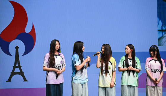 Members of girl group NewJeans speak at an event celebrating Team Korea’s performance at the 2024 Paris Olympics at a hotel in Seoul on Thursday. They performed their hit songs including “Hype Boy” and “ETA” for the participants. [PRESIDENTIAL OFFICE]