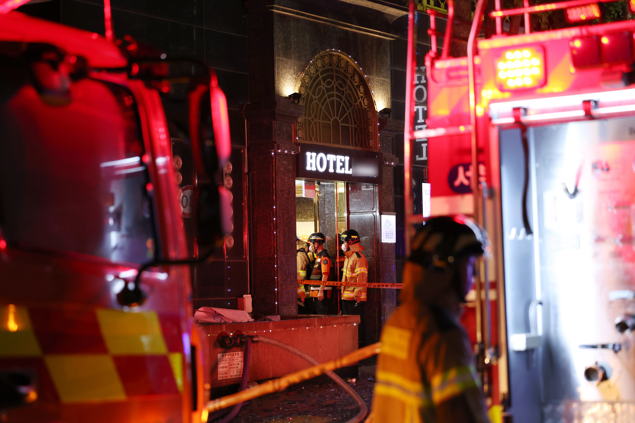 A fire broke out at a hotel in Bucheon, Gyeonggi, Thursday evening, leading to seven deaths and 12 injuries. [YONHAP]