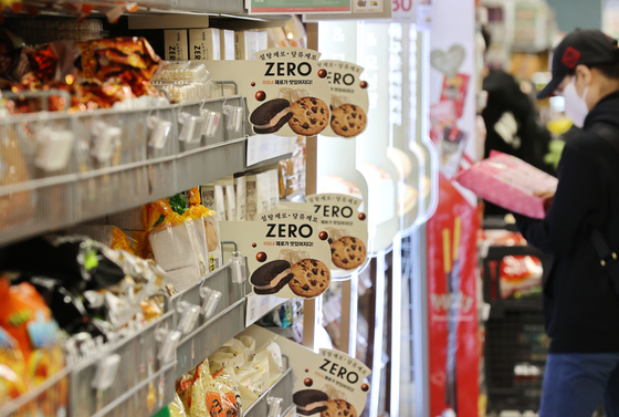 Snacks are displayed at a supermarket in Seoul in April. [YONHAP]