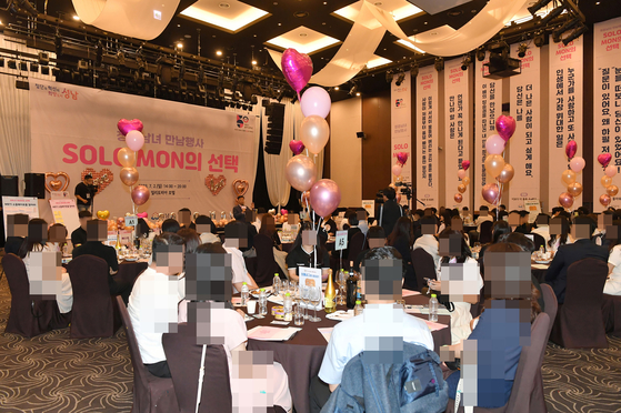 Participants of the Seongnam city government's mass matchmaking event listen as the city's mayor, Shin Sang-jin, speaks at Gravity Seoul Pangyo in Bundang District, Gyeonggi, on July 2, 2023. [SEONGAM CITY GOVERNMENT]