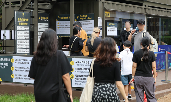 People queue to purchase tickets for Seouldal in Yeouido Park in western Seoul on Sunday. [NEWS1]