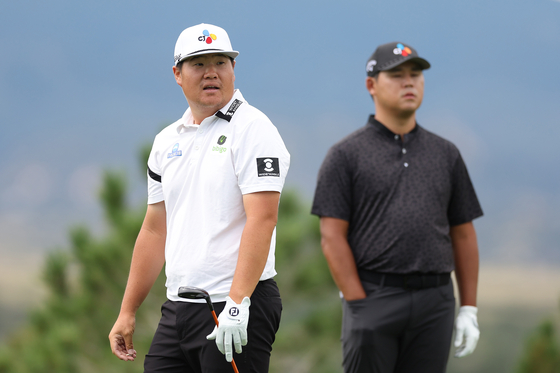 Im Sung-jae, left, and Kim Si-woo look on from the sixth tee during the third round of the BMW Championship at Castle Pines Golf Club in Castle Rock, Colorado on Saturday.  [GETTY IMAGES]