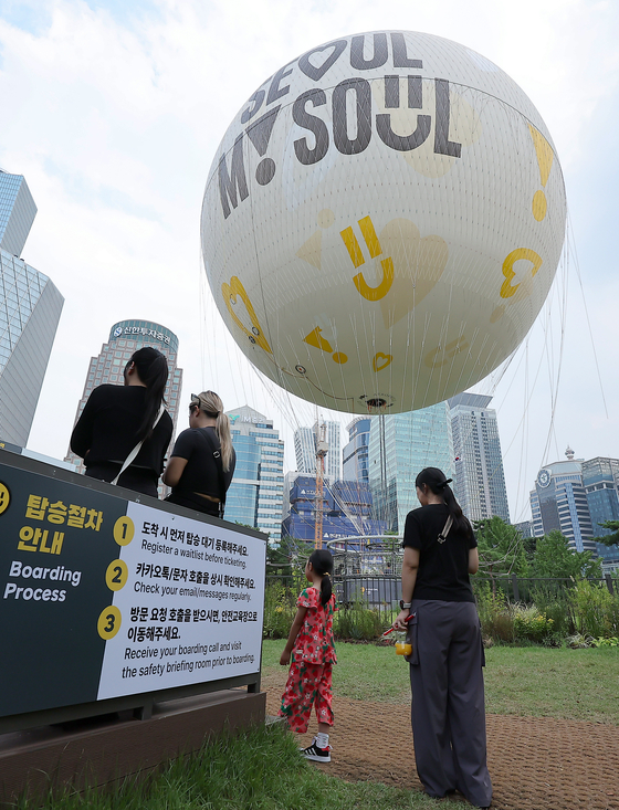 Visitors watch Seouldal getting ready to welcome passengers in Yeouido Park in western Seoul on Sunday. [NEWS1]
