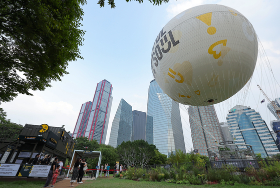 A tethered balloon ride, dubbed ″Seouldal,″ is stationed at Yeouido Park in western Seoul on Sunday. [NEWS1]
