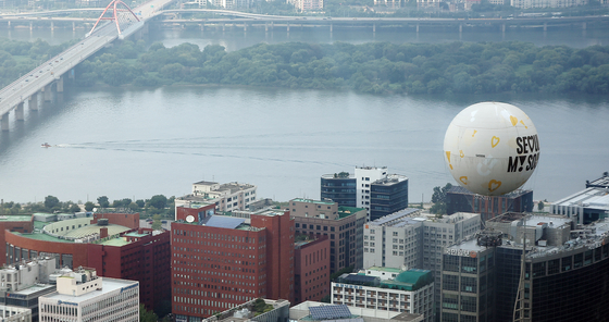 A tethered balloon ride, dubbed ″Seouldal,″ floats in the sky in western Seoul on Sunday. [NEWS1] 