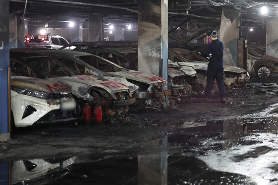 Vehicles parked in the garage of an apartment complex in Incheon where Mercedes-Benz's EQE EV exploded are blackened on Aug.8. [NEWS1] 