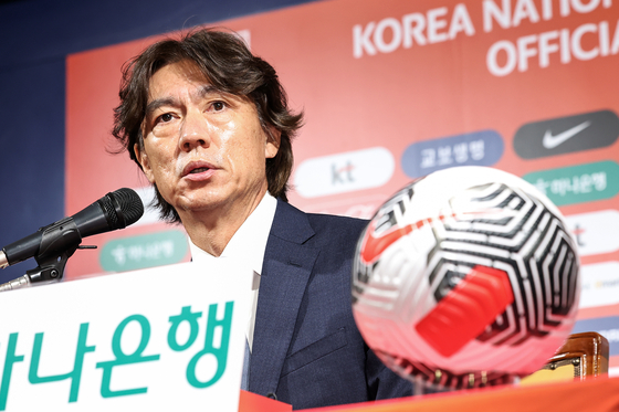 Hong Myung-bo announces his roster for the September World Cup qualifiers in Seoul on Monday.  [YONHAP]