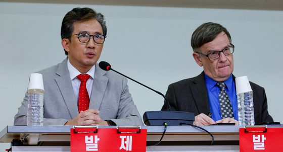 Ri Il-gyu, a former counselor at the North Korean Embassy in Cuba who defected to the South in November, left, speaks about "Hereditary Succession and Isolated Diplomacy" during a forum held at the National Assembly in western Seoul on Monday. [NEWS1]