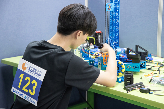 A participant competing in the mobile robotics field of the 59th National Skilled Competition works on a project in a gymnasium in Gumi, North Gyeongsang, on Monday. [SAMSUNG ELECTRONICS]