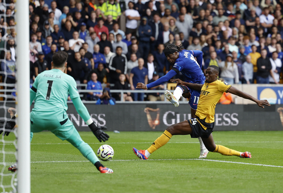 Chelsea's Noni Madueke scores their fourth goal against Wolverhampton Wanderers at the Molineux in Wolverhampton, England on Sunday.  [REUTERS/YONHAP]