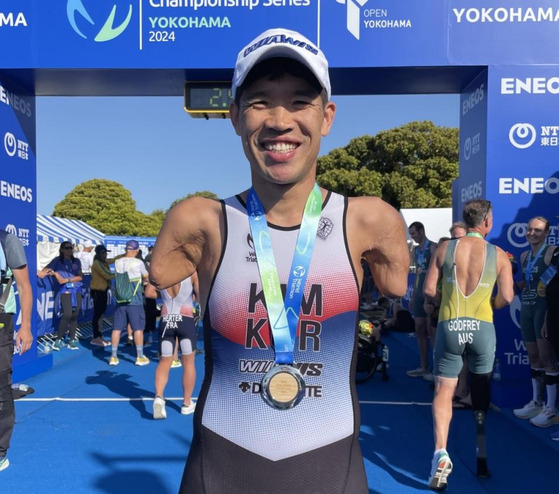 Triathlete Kim Hwang-tae poses after winning bronze at the 2024 World Triathlon Championship Series in Yokohama, Japan on May 11.  [YONHAP]