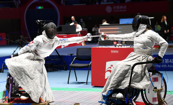 Kwon Hyo-kyeong, left, competes in the quarterfinals of the women's epee team event at the 2022 Hangzhou Asian Para Games in Hangzhou, China on Oct. 26, 2023.  [YONHAP]