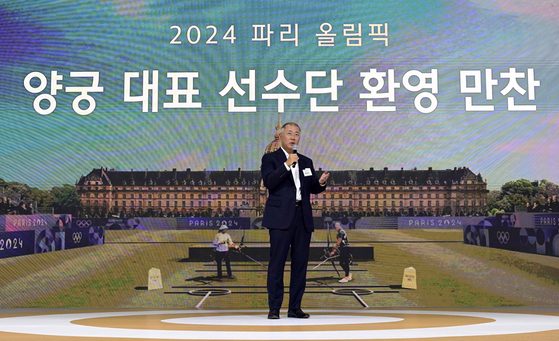 Euisun Chung, Hyundai Motor Group Executive Chair and head of the Korea Archery Association speaks at the banquet hosted by the Hyundai Motor Group and Korea Archery Association on Tuesday at the Grand Walkerhill Seoul in Gwangjn District, eastern Seoul. [HYUNDAI MOTOR GROUP]