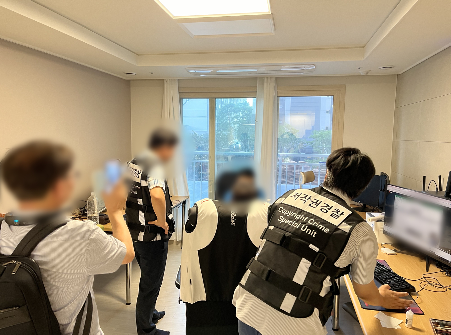 Agitoon's manager being apprehended on Aug. 1. [MINISTRY OF CULTURE, SPORTS AND TOURISM]