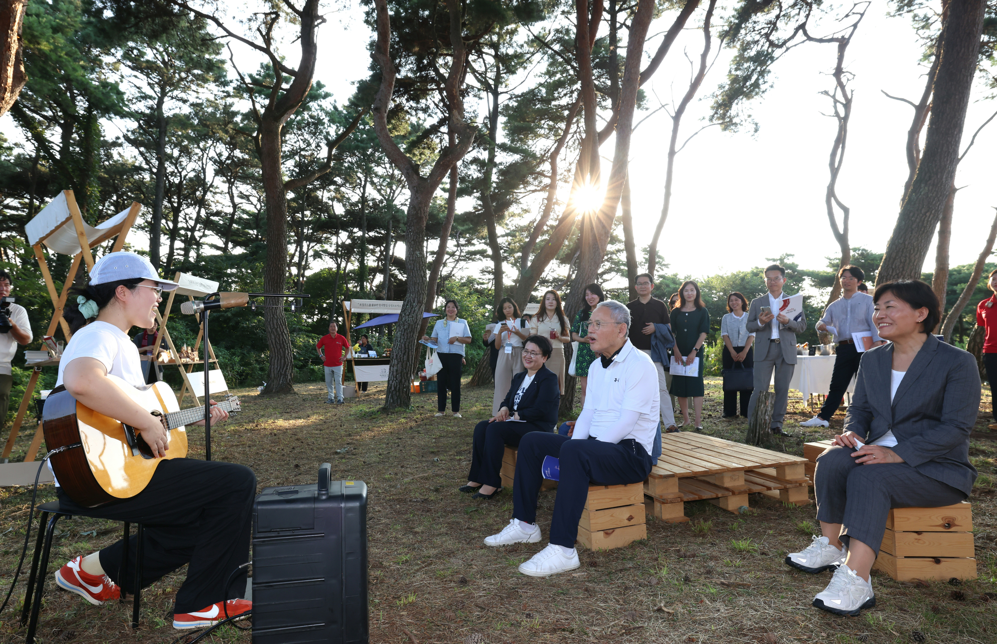 Honseong County residents enjoy an afternoon with Minister of Agriculture, Food and Rural Affairs Song Mi-ryung, far right, and Minister of Culture, Sports and Tourism Yu In-chon on Aug. 1. [MINISTRY OF CULTURE, SPORTS AND TOURISM]