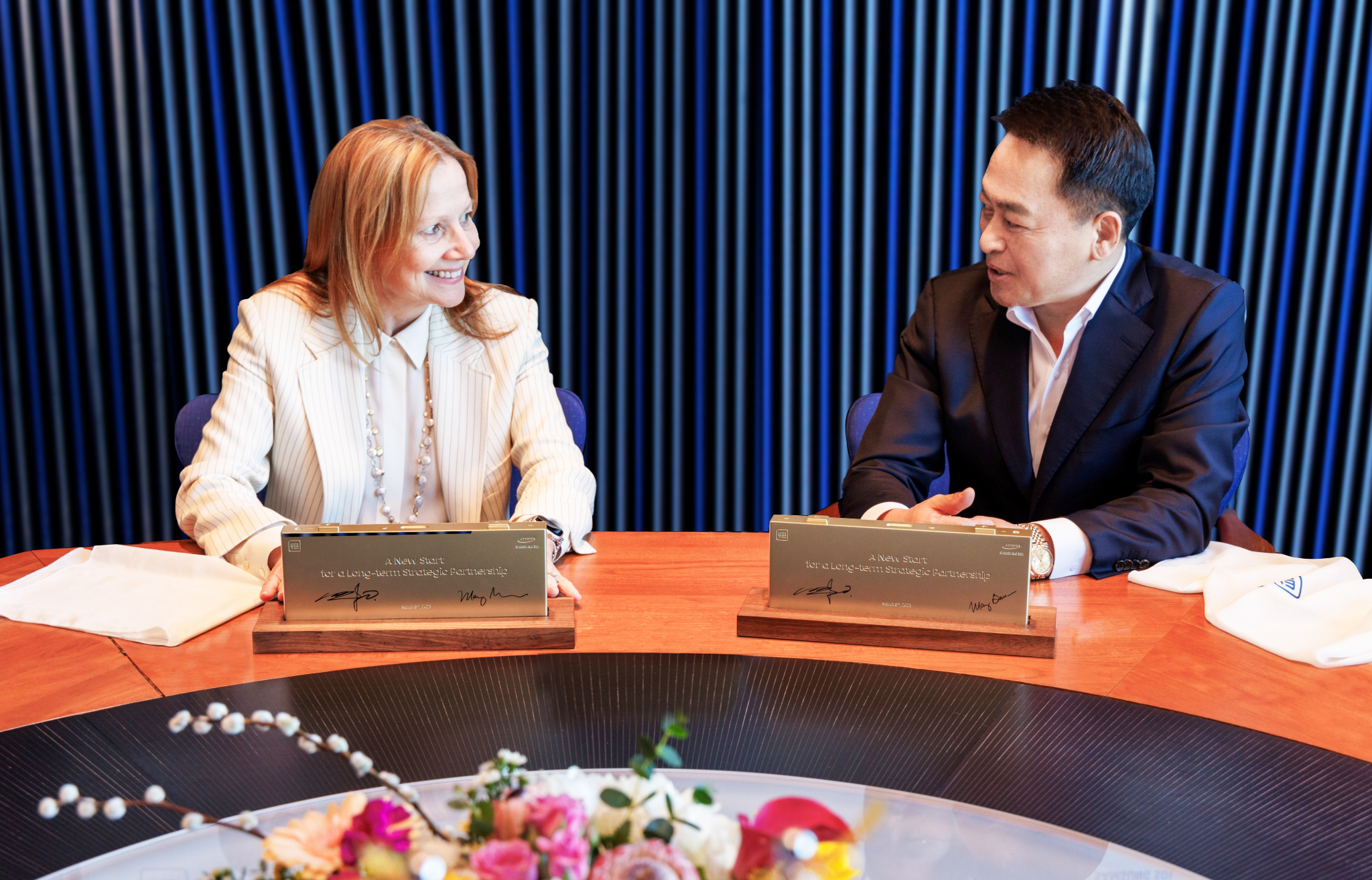 Samsung SDI CEO Choi Yoon-ho, right, talks with General Motors CEO Mary Barra after the two first signed a memorandum of understanding on a joint U.S. battery plant in March last year. [SAMSUNG SDI]