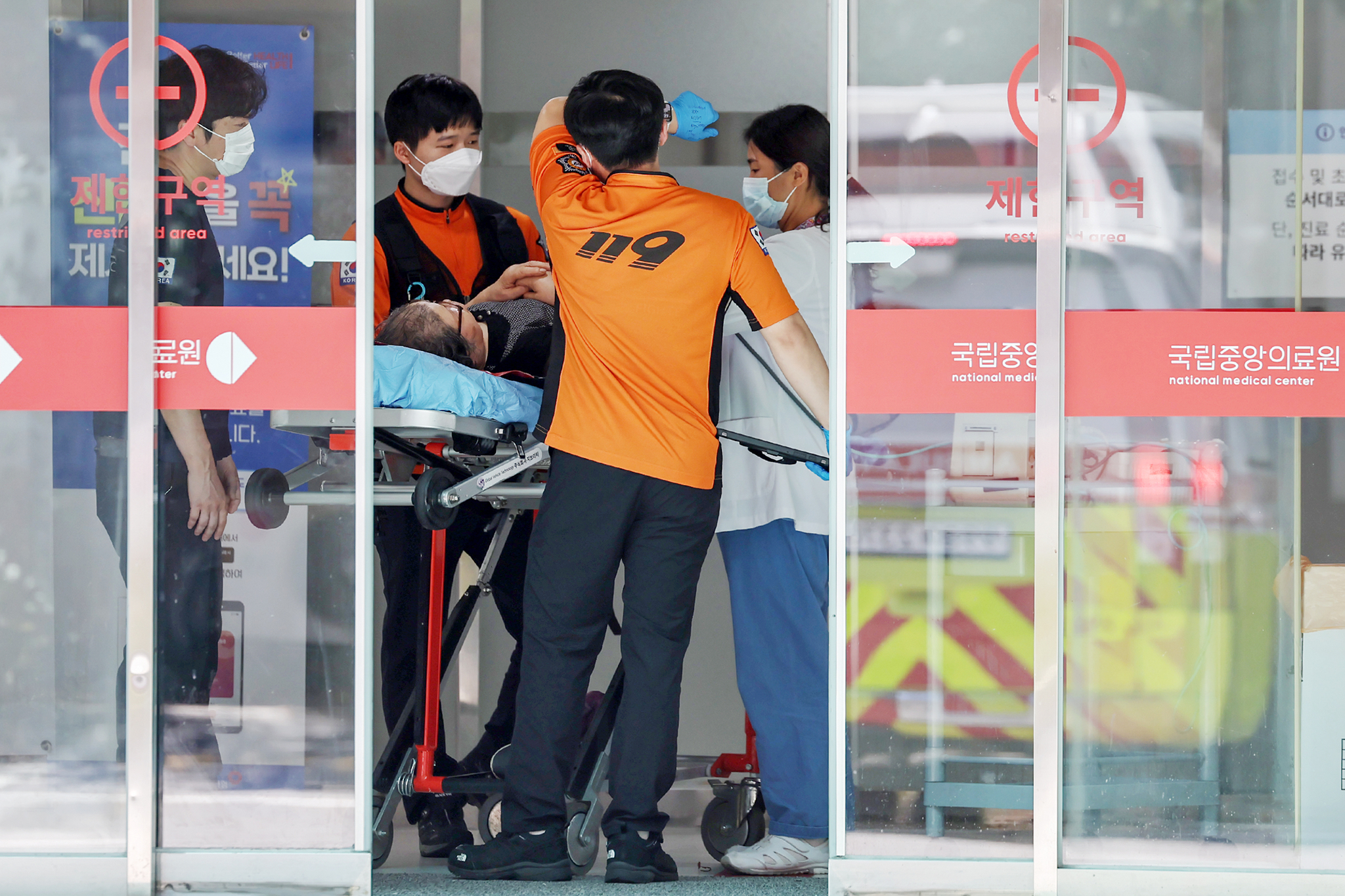 Paramedics and medical staffers take care of an emergency patient at an emergency room at the National Medical Center in central Seoul on Wednesday. [NEWS1]