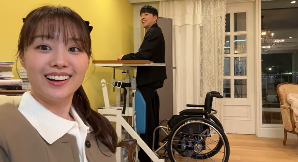 Singer Song Ji-eun, left, and YouTuber Park We of YouTube channel Weracle [SCREEN CAPTURE]