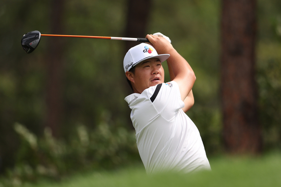 Im Sung-jae plays his shot from the second tee during the third round of the BMW Championship at Castle Pines Golf Club in Castle Rock, Colorado on August 24, 2024.  [GETTY IMAGES]
