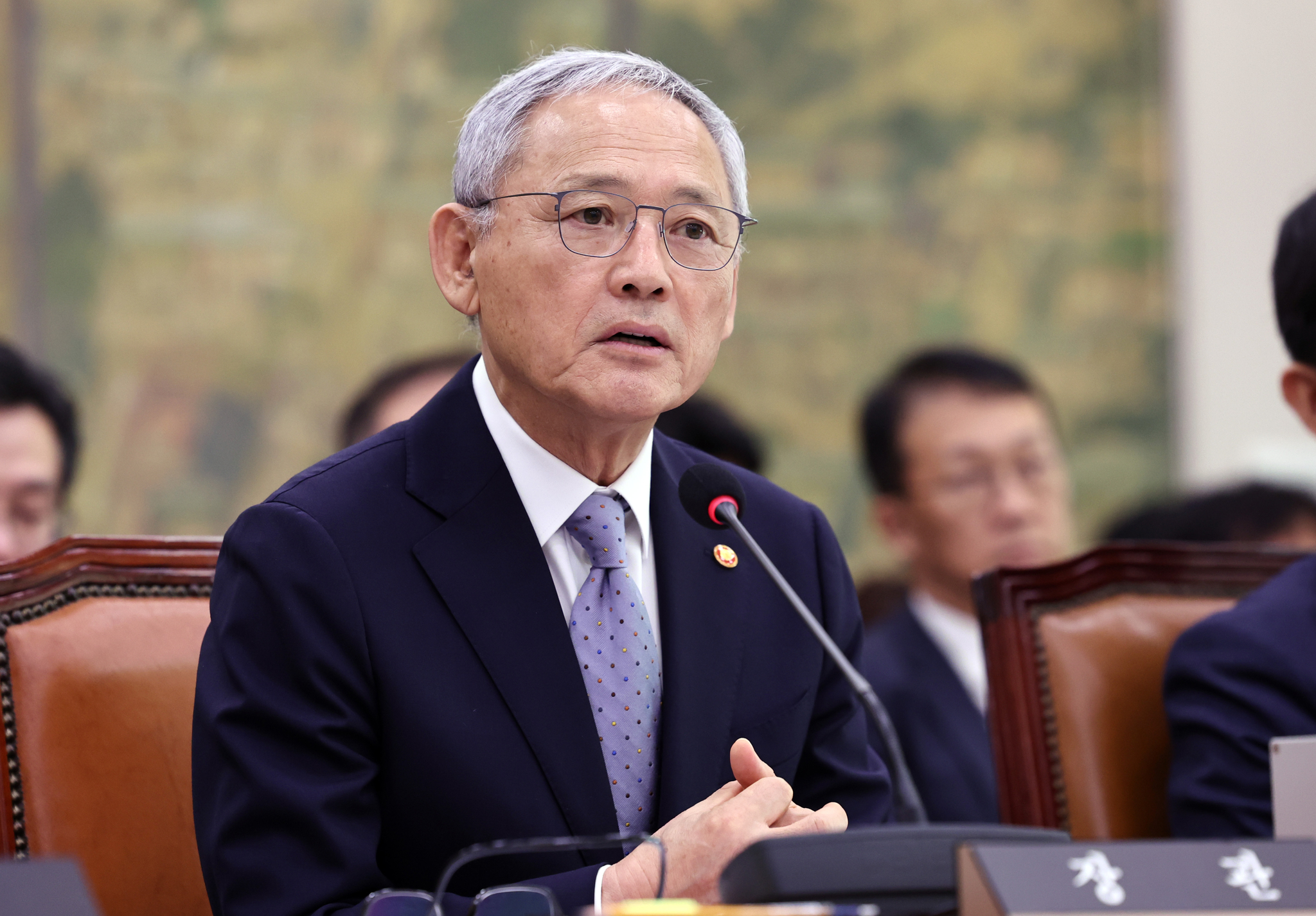 Culture minister Yu In-chon answering questions during the Culture, Sports and Tourism Committee meeting at Yeouido, western Seoul on Aug. 26. [NEWS 1]