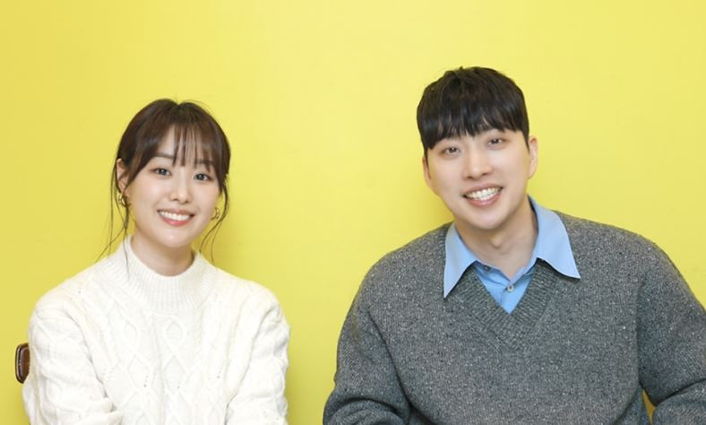 Singer Song Ji-eun, left, and YouTuber Park We of YouTube channel Weracle [SCREEN CAPTURE]