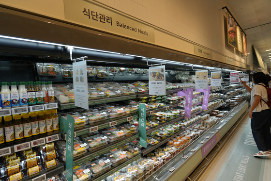 The fresh-cut fruits and balanced meal section at the Emart hypermarket in Starfield Market Emart Jukjeon in Yongin, Gyeonggi [CHO YONG-JUN]