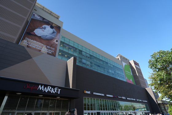 Starfield Market Emart Jukjeon shopping complex in Yongin, Gyeonggi [CHO YONG-JUN]