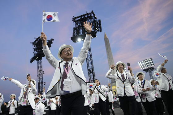 The Korean delegation parades during the Opening Ceremony for the 2024 Paris Paralympics at the Place de la Concorde in Paris on Wednesday.  [AP/YONHAP]