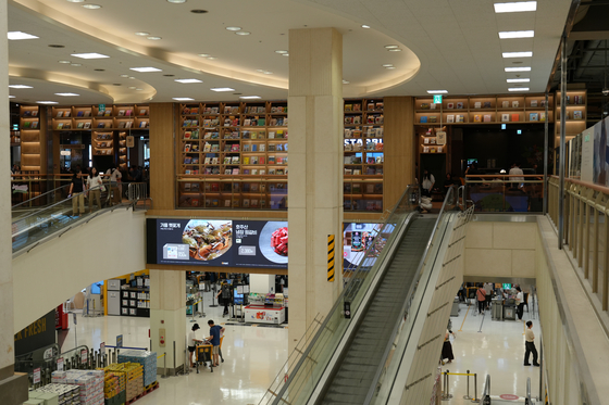 The Book Ground, located on the first floor, and the Emart hypermarket, located on the basement floor at the Starfield Market Emart Jukjeon in Yongin, Gyeonggi. [CHO YONG-JUN] 