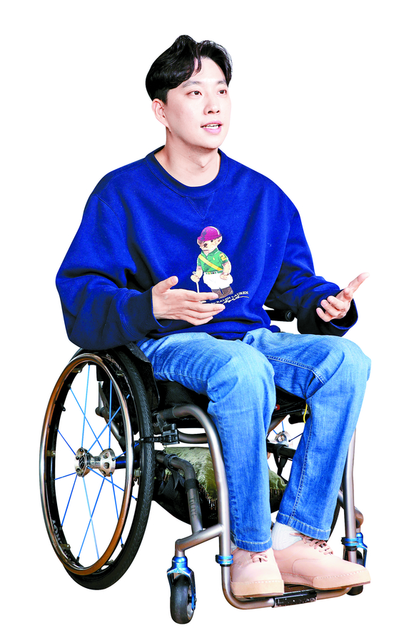 Park We, a Korean YouTuber who runs the channel WERACLE, talks to the JoongAng Ilbo on April 6 at his house in Yongsan District, central Seoul. [WOO SANG-JO]