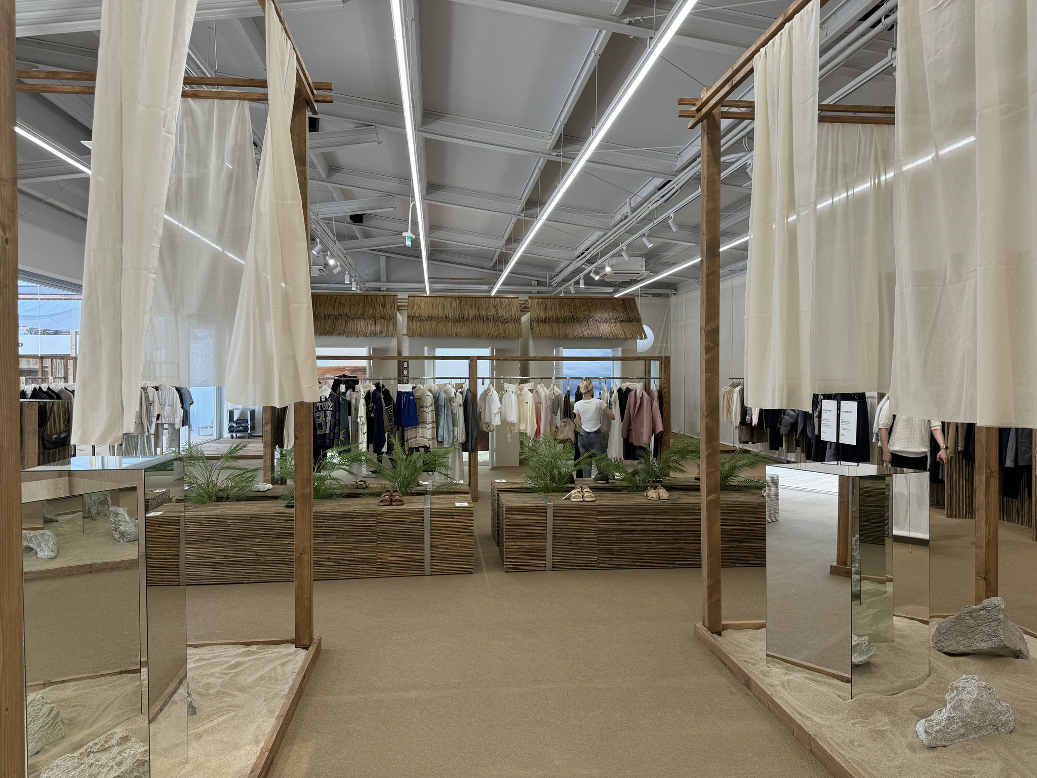 The inside of ″25SS Musinsa Season Preview″ venue in Seongsu-dong in Seongdong District, eastern Seoul. [KIM JI-YE]