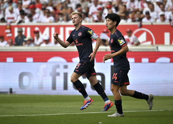 Mainz's Jonathan Burkardt, left, celebrates after scoring his side's second goal with Hong Hyun-seok during a Bundesliga match against Stuttgart in Stuttgart, Germany on Saturday.  [AP/YONHAP]