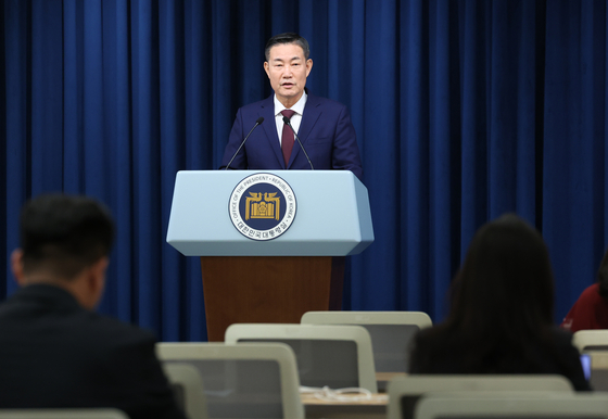 New National Security Adviser Shin Won-sik speaks during a press briefing at the Yongsan presidential office in central Seoul on Sunday. [NEWS1]