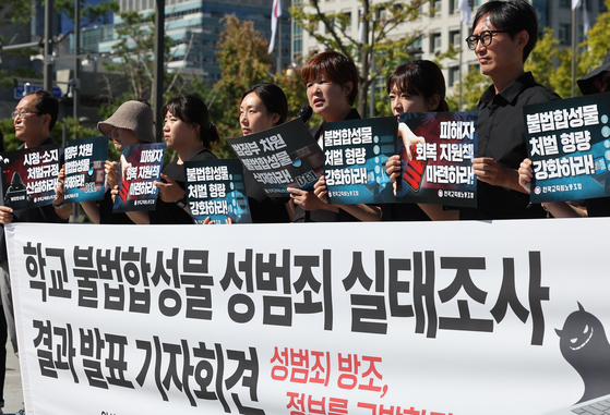 Members of the Korean Teachers and Education Workers Union hold a press conference at the Government Complex in Jongno District, central Seoul, on Thursday to announce the results of an investigation into deepfake-related sex crimes in schools. [YONHAP]