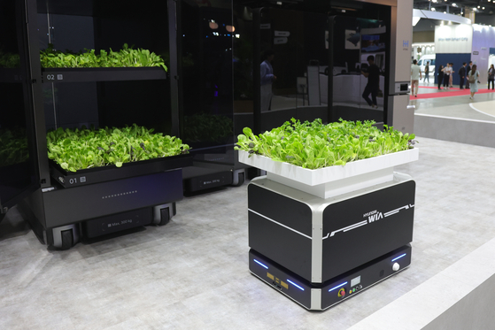 An AI-powered autonomous driving pod hits the floor at the 2024 World Smart City Expo in Kintex in Gyeonggi on Tuesday. [YONHAP]