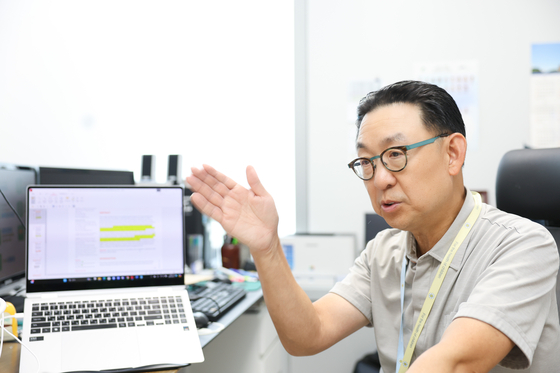 Prof. Ahn Kang-mo explains about research on pediatric atopic dermatitis at his office in Seoul. [JOONGANG ILBO]