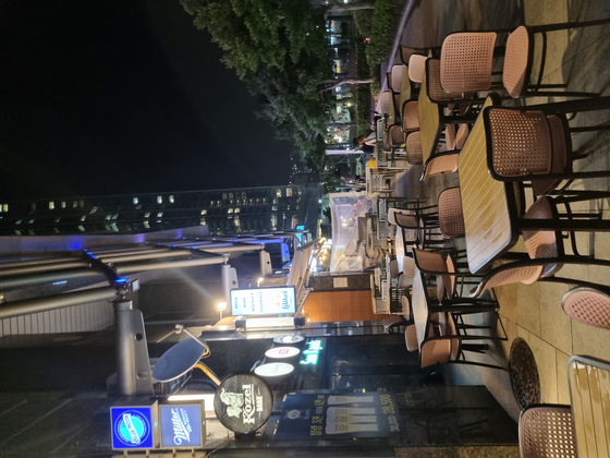 A night walk along Haeundae Beach offers a look around multiple pubs and cafes that are less crowded than those in Gwangalli Beach in Suyeong District. [KIM DONG-EUN]